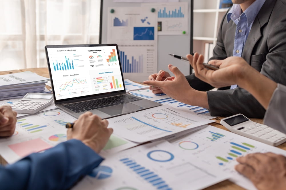 تقييم العملاء المحتملين في مبيعات B2B: نموذج موحد للأولوية وتسليم الفرص
